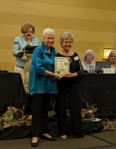 peggy receiving the gcg garden club trophy from gcg president peggy tucker
